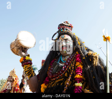 Artisti in una tradizionale processione, Pushkar Camel Fair, Pushkar, Ajmer, Rajasthan, India Foto Stock