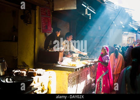 Donna dolci di acquisto da un negozio di dolci, Pushkar, Ajmer, Rajasthan, India Foto Stock
