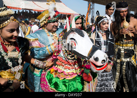 Artisti in una tradizionale processione, Pushkar Camel Fair, Pushkar, Ajmer, Rajasthan, India Foto Stock