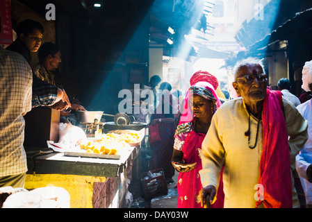Scena di mercato in una via stretta, Pushkar, Ajmer, Rajasthan, India Foto Stock