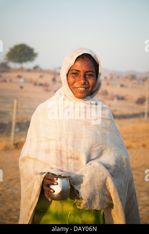 Donna che mantiene un lota (recipiente dell'acqua) nel deserto, Pushkar, Ajmer, Rajasthan, India Foto Stock