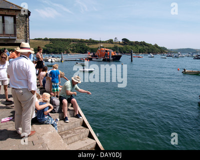 Attività di pesca del granchio, Salcombe, Devon, Regno Unito 2013 Foto Stock