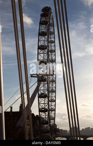 London Eye visto dal Golden Jubilee Bridge Foto Stock