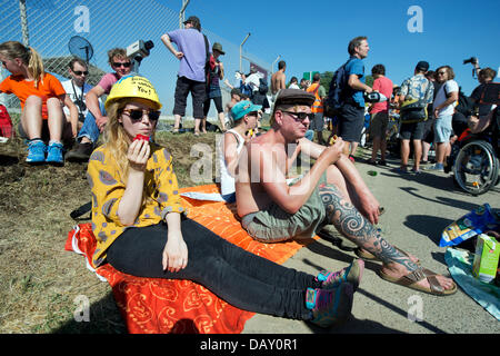 Berlino, Germania. Il 20 luglio, 2013. A poche centinaia di persone prendono parte a una protesta al di fuori di un US National Security Agency (NSA) stazione di ascolto in Griesheim vicino a Darmstadt, Germania, 20 luglio 2013. Come parte del "Picknick' azione, participents assemblato al di fuori dell'strettamente limitata US Army 'Dagger complessa" bloccando temporaneamente la strada. Foto: BORIS ROESSLER/dpa/Alamy Live News Credito: dpa picture alliance/Alamy Live News Foto Stock