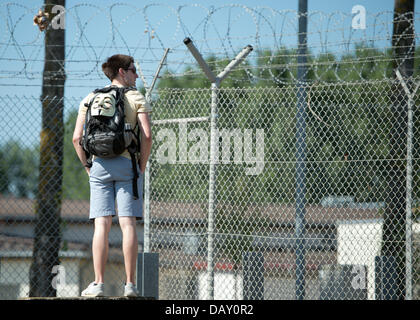 Berlino, Germania. Il 20 luglio, 2013. A poche centinaia di persone prendono parte a una protesta al di fuori di un US National Security Agency (NSA) stazione di ascolto in Griesheim vicino a Darmstadt, Germania, 20 luglio 2013. Come parte del "Picknick' azione, participents assemblato al di fuori dell'strettamente limitata US Army 'Dagger complessa" bloccando temporaneamente la strada. Foto: BORIS ROESSLER/dpa/Alamy Live News Credito: dpa picture alliance/Alamy Live News Foto Stock