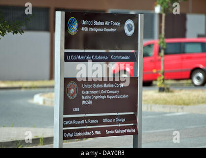 Berlino, Germania. Il 20 luglio, 2013. Un segno sorge sul sito di un US National Security Agency (NSA) stazione di ascolto in Griesheim vicino a Darmstadt, Germania, 20 luglio 2013. Foto: BORIS ROESSLER/dpa/Alamy Live News Credito: dpa picture alliance/Alamy Live News Foto Stock