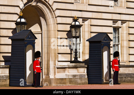 Le protezioni del piede di sentinella a Buckingham Palace di Londra Foto Stock