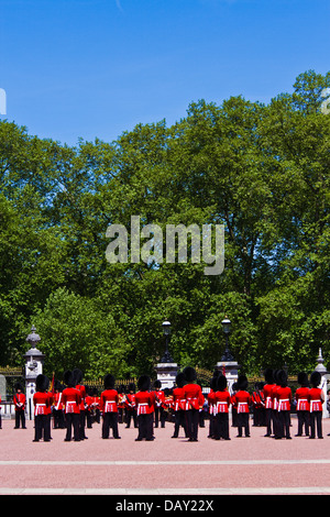 Cerimonia del cambio della guardia tenuto dentro i giardini di Buckingham Palace di Londra Foto Stock