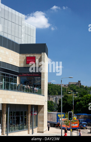 Broad Street Plaza con la Chiesa di San Tommaso Apostolo in background, Halifax, West Yorkshire Foto Stock