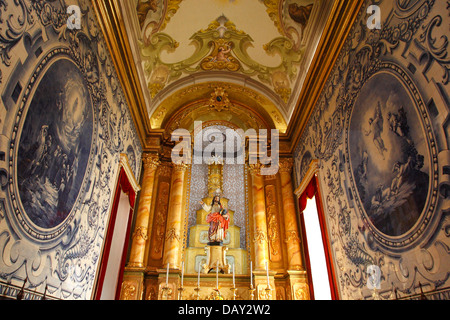 Bellissima 'azulejo' murales nella chiesa della parrocchia di Ribeirinha, isola Sao Miguel, Azzorre, Portogallo Foto Stock