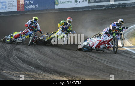 Speedway World Cup finale squadre finale a Praga Repubblica Ceca, luglio 20, 2013. Da sinistra: Kenneth Bjerre della Danimarca, Troy Batchelor di Australia, Jaroslaw Hampel di Polonia e Josef Franc della Repubblica ceca. (CTK foto/Michal Krumphanzl) Foto Stock