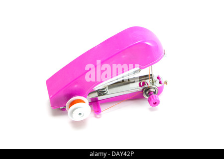 Rosa tenuto in mano della macchina per cucire isolato su bianco Foto Stock