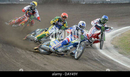 Speedway World Cup finale squadre finale a Praga Repubblica Ceca, luglio 20, 2013. Da sinistra: Michael Jepsen Jensen di Danimarca, Darcy Ward dell Australia, Ales Dryml della Repubblica ceca e di Patryk Dudek di Polonia. (CTK foto/Michal Krumphanzl) Foto Stock