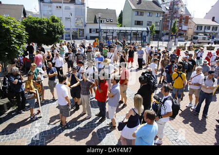 Griesheim, Germania. Il 20 luglio 2013. Gli attivisti sono stati assemblati presso la piazza centrale di Griesheim. Membri della NSA Spy Tutela della società organizzata il 2° Spy Guarda la passeggiata e un picnic al di fuori del complesso di pugnale, un presunto centro di sorveglianza della NSA in Germania, per protestare contro la NSA in tutto il mondo della comunicazione del programma di sorveglianza PRISMA. Credito: Michael Debets/Alamy Live News Foto Stock