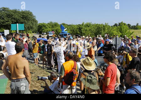 Griesheim, Germania. Il 20 luglio 2013. La folla si erge al di fuori del complesso di pugnale. Membri della NSA Spy Tutela della società organizzata il 2° Spy Guarda la passeggiata e un picnic al di fuori del complesso di pugnale, un presunto centro di sorveglianza della NSA in Germania, per protestare contro la NSA in tutto il mondo della comunicazione del programma di sorveglianza PRISMA. Credito: Michael Debets/Alamy Live News Foto Stock