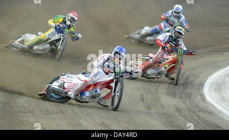 Speedway World Cup finale squadre finale a Praga Repubblica Ceca, luglio 20, 2013. Da sinistra: Cameron Woodward di Australia, Jaroslaw Hampel di Polonia, Ales Dryml di Repubblica Ceca e Michael Jepsen Jensen della Danimarca. (CTK foto/Michal Krumphanzl) Foto Stock