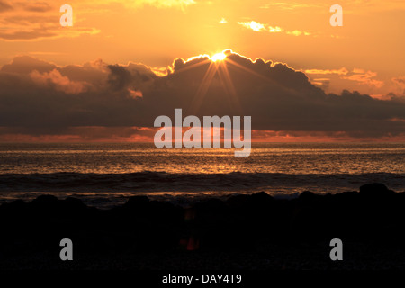 Al tramonto, La Loberia, Spiaggia, San Cristobal Island, Isole Galapagos, Ecuador Foto Stock