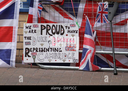 Londra, Regno Unito. Il 20 luglio, 2013. In previsione per il Royal nascita, premere da tutto il mondo sono radunati fuori Lindo Wing in St Marys Hospital. Il royal baby è dovuto in qualsiasi giorno ma non ufficiale di indicazione di quando ancora. David credito Mbiyu/Alamy Live News Foto Stock