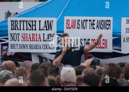 Birmingham, Regno Unito. Il 20 luglio, 2013. Come folle si radunarono nel centenario Square‎ nella zona centrale di Birmingham, inglese leader della difesa Tommy Robinson (vero nome Stephen Yaxley-Lennon) indirizzi EDL sostenitori come grandi numeri di polizia antisommossa indossa l'ingranaggio contengono la folla. 20/07/2013 Birmingham, Regno Unito. Credito: Peter Manning/Alamy Live News Foto Stock