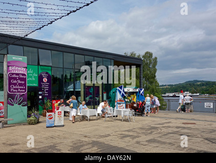 Cafe a Loch Lomond Shores da Loch Lomond in Scozia Foto Stock