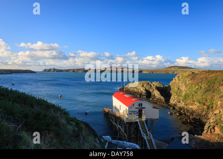 St Justinians scialuppa di salvataggio Stazione e Ramsey Island Pembrokeshire Wales Foto Stock