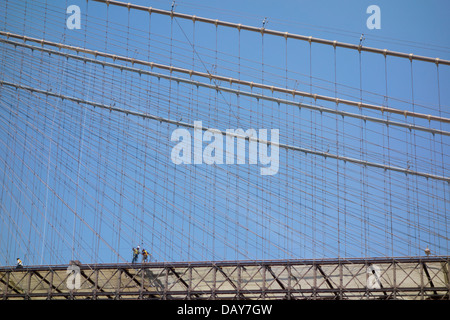 Lavoratori sul ponte di Brooklyn cavi Foto Stock