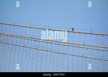 Lavoratori sul ponte di Brooklyn cavi Foto Stock