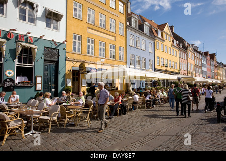 Scena di strada lungo Nyhavn canal, Copenhagen, Danimarca. Foto Stock