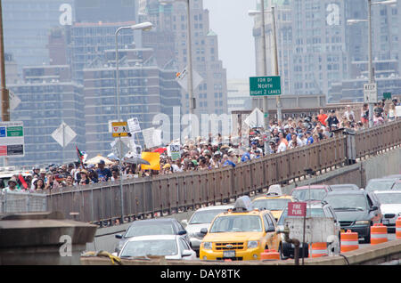 Brooklyn, Stati Uniti d'America. Il 20 luglio, 2013. Dimostranti attraversare a piedi il Ponte di Brooklyn per protestare contro la recente assoluzione di George Zimmerman in riprese di Trayvon Martin. Credito: Michael Glenn/Alamy Live News Foto Stock