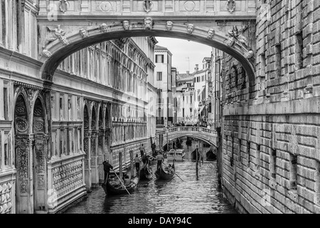 Immagine in bianco e nero delle gondole passando sotto il Ponte dei Sospiri di Venezia, Italia Foto Stock