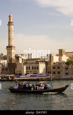 Un colorato e contrastante mix di vecchio e nuovo, sia in acqua che su terreno, può essere visto lungo il Torrente di Dubai, Dubai U.A.E. Foto Stock