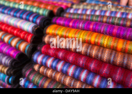 Sciarpe fatte da Lama e lana di Alpaca e tinti con naturale colori vegetali nel coloratissimo mercato settimanale, Zimbahua, Ecuador. Foto Stock