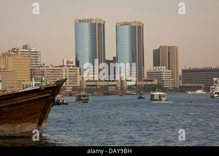 Un colorato e contrastante mix di vecchio e nuovo, sia in acqua che su terreno, può essere visto lungo il Torrente di Dubai, Dubai U.A.E. Foto Stock