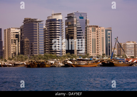 Un colorato e contrastante mix di vecchio e nuovo, sia in acqua che su terreno, può essere visto lungo il Torrente di Dubai, Dubai U.A.E. Foto Stock