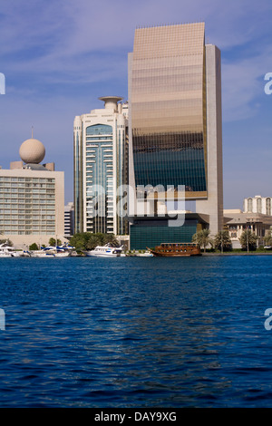 Un colorato e contrastante mix di vecchio e nuovo, sia in acqua che su terreno, può essere visto lungo il Torrente di Dubai, Dubai U.A.E. Foto Stock