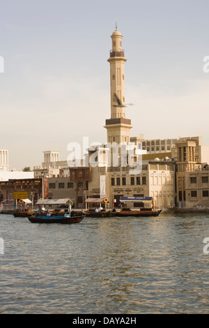 Un colorato e contrastante mix di vecchio e nuovo, sia in acqua che su terreno, può essere visto lungo il Torrente di Dubai, Dubai U.A.E. Foto Stock