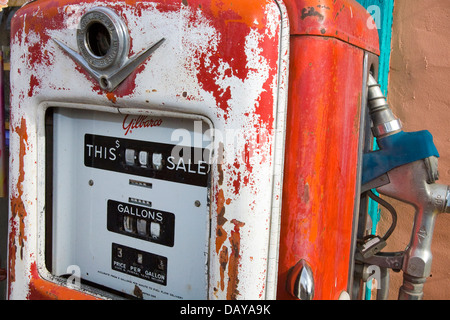 Il vecchio stile Gilbarco gas pompa, Madrid, New Mexico, Stati Uniti d'America Foto Stock