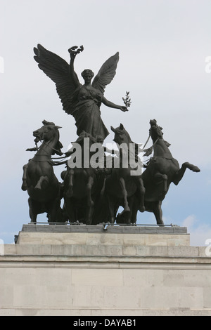 Quadringa, statua di Angelo della Pace scendendo sul carro di guerra, Wellington Arch, Hyde Park, Londra, Inghilterra Foto Stock