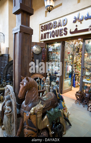 Negozio di antiquariato display, Souq Madinat Jumeirah, Dubai, Emirati Arabi Uniti Foto Stock