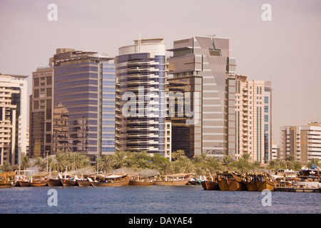 Un colorato e contrastante mix di vecchio e nuovo, sia in acqua che su terreno, può essere visto lungo il Torrente di Dubai, Dubai U.A.E. Foto Stock