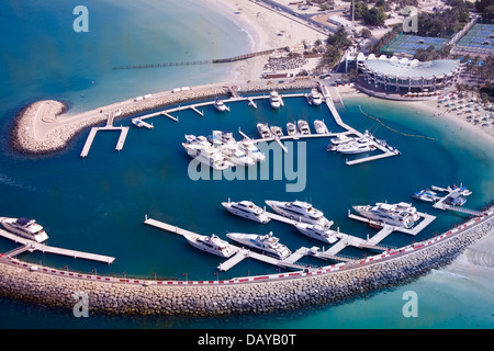 Panoramica del Jumeirah Beach Resort e yacht marina dal Burj al-Arab Hotel Bar Skyview a Dubai U.A.E. Foto Stock