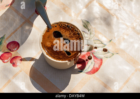 Tazza di caffè nero con paletta sulla scheda di tela cerata Foto Stock