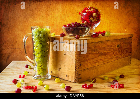 Vita tranquilla con frutte su sfondo di legno Foto Stock