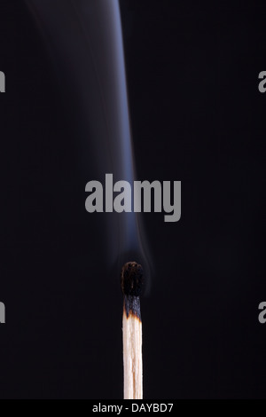 Il fumo proveniente da un match che è stato appena messo fuori, isolato su nero Foto Stock