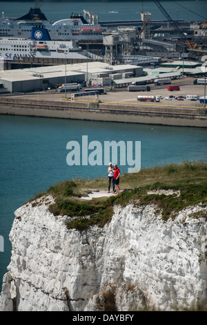 Vista di Dover Harbour da Langdon Cliffs Foto Stock