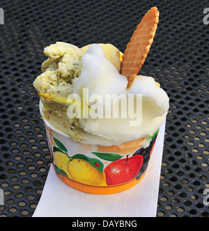 Gelato e sorbetto con cialda in vasca su un tavolo acquistato da un gelateria Otranto, Italia meridionale Foto Stock