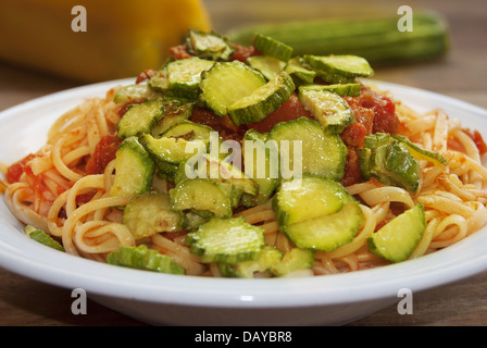 Cucina Italiana: pasta con succo di pomodoro e del tonno Foto Stock