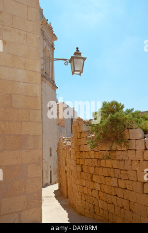 Vecchia strada stretta in Victoria sull'isola di Gozo, Malta presso la cittadella area. Foto Stock