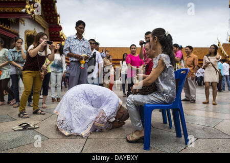 Bangkok, Tailandia. 21 Luglio, 2013. Un giovane uomo di entrare nel monastero per Vassa prega davanti i suoi parenti a Wat Benchamabophit sul primo giorno del Vassa, i tre mesi di ritiro annuale osservata dai monaci Theravada e monache. Gli uomini spesso immettere il monastero e diventare monaci buddisti per Vassa. Il primo giorno di Vassa (o la Quaresima buddista) molti buddisti visita i loro templi a ''make merito.'' durante Vassa, monaci e monache rimangono all' interno dei monasteri e tempio motivi, dedicando il proprio tempo a intensivo di meditazione e di studio. I laici supportano il sangha monastico da portare cibo, candele e Foto Stock