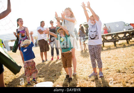 Oakhampton, UK. Il 20 luglio, 2013. Bambini chase bolle a Chagstock, un piccolo festival di musica vicino a Okehampton, Devon. Il tutto esaurito caso visto i frequentatori del festival godendo il caldo clima soleggiato che ha basked regno unito di recente. Il Met Office ha retrocesso l'ondata di caldo livello di avvertimento ma le temperature dovrebbero salire nuovamente durante la prossima settimana. 20 luglio 2013 Credit: Adam Gasson/Alamy Live News Foto Stock